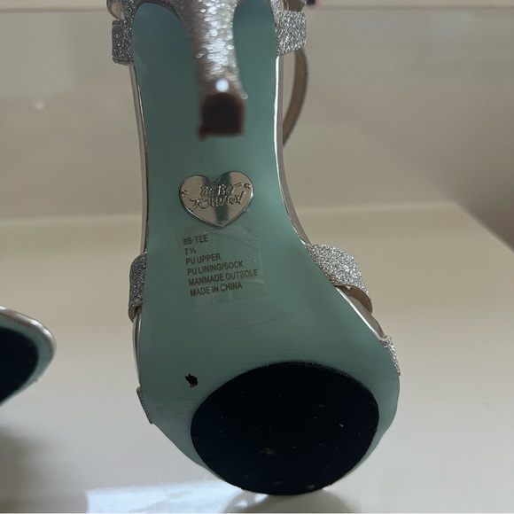 Betsey Johnson Shoes Silver Glitter T-Strap Heels | Color: Silver | Size: 7.5 - Picture 3 of 10